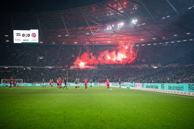 16.03.2024 - Fußball, 2023 2024, 1. Bundesliga, 26. Spieltag, Hannover 96 - 1. FC Kaiserslautern: Fans (Kaiserslautern) mit Pyrotechnik DFL REGULATIONS PROHIBIT ANY USE OF PHOTOGRAPHS AS IMAGE SEQUENCES AND OR QUASI-VIDEO.
