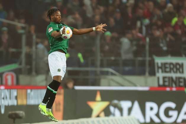 Bright Arrey-Mbi (Hannover 96) kontrolliert den Ball, 2. Bundesliga, Hannover 96 vs 1. FC Kaiserslautern, HDI-Arena, 16.03.2024, Hannover, Deutschland.