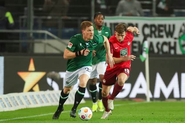 Marcel Halstenberg (Hannover 96) und Daniel Hanslik (1. FC Kaiserslautern) kaempfen um den Ball, 2. Bundesliga, Hannover 96 vs 1. FC Kaiserslautern, HDI-Arena, 16.03.2024, Hannover, Deutschland.