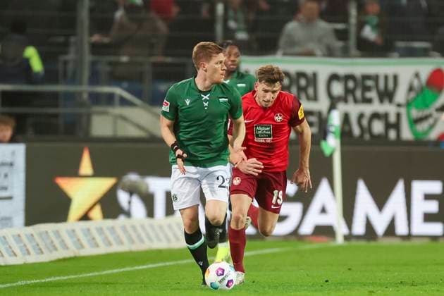 Marcel Halstenberg (Hannover 96) und Daniel Hanslik (1. FC Kaiserslautern) kaempfen um den Ball, 2. Bundesliga, Hannover 96 vs 1. FC Kaiserslautern, HDI-Arena, 16.03.2024, Hannover, Deutschland.