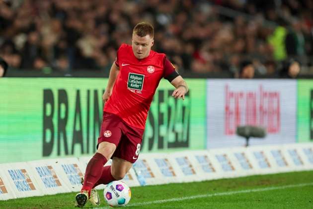 Jean Zimmer (1. FC Kaiserslautern) kontrolliert den Ball, 2. Bundesliga, Hannover 96 vs 1. FC Kaiserslautern, HDI-Arena, 16.03.2024, Hannover, Deutschland.