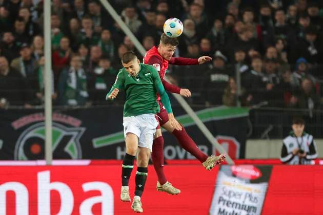 Nicolo Tresoldi (Hannover 96) und Jan Elvedi (1. FC Kaiserslautern) kaempfen um den Ball, 2. Bundesliga, Hannover 96 vs 1. FC Kaiserslautern, HDI-Arena, 16.03.2024, Hannover, Deutschland.