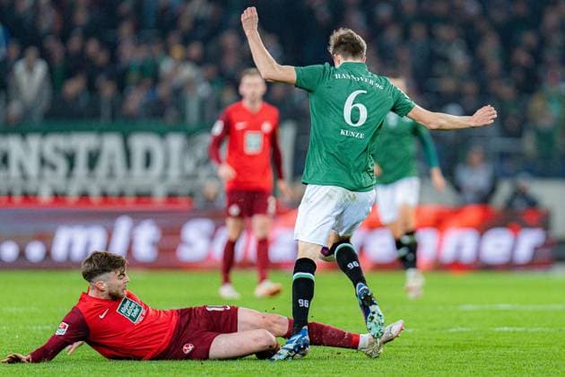 Filip Kaloc (1. FC Kaiserslautern, 26) Fabian Kunze (Hannover 96, 6) Hannover 96 vs. 1. FC Kaiserslautern, Fussball, 2. Bundesliga, 26. Spieltag, 16.03.2024 DFL REGULATIONS PROHIBIT ANY OUSE OF PHOTOGRAPHS AS IMAGE SEQUENCES AND OR QUASI-VIDEO Hannover 96 vs. 1. FC Kaiserslautern, Fussball, 2. Bundesliga, 26. Spieltag, 16.03.2024 Hannover
