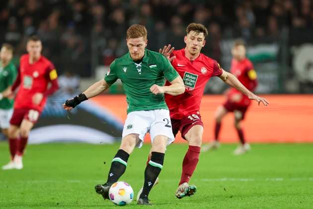 Marcel Halstenberg (Hannover 96) und Daniel Hanslik (1. FC Kaiserslautern) kaempfen um den Ball, 2. Bundesliga, Hannover 96 vs 1. FC Kaiserslautern, HDI-Arena, 16.03.2024, Hannover, Deutschland.