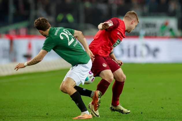 Kolja Oudenne (Hannover 96) und Jean Zimmer (1. FC Kaiserslautern) kaempfen um den Ball, 2. Bundesliga, Hannover 96 vs 1. FC Kaiserslautern, HDI-Arena, 16.03.2024, Hannover, Deutschland.