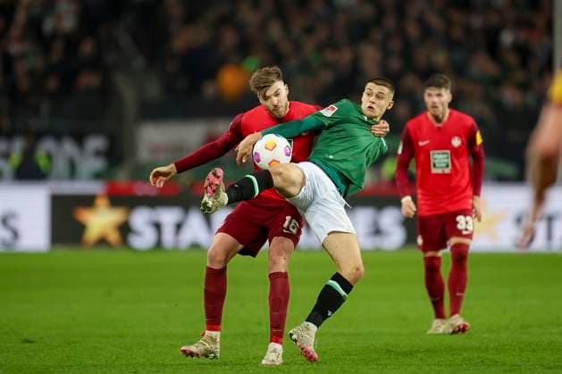 Nicolo Tresoldi (Hannover 96) und Julian Niehues (1. FC Kaiserslautern) kaempfen um den Ball, 2. Bundesliga, Hannover 96 vs 1. FC Kaiserslautern, HDI-Arena, 16.03.2024, Hannover, Deutschland.