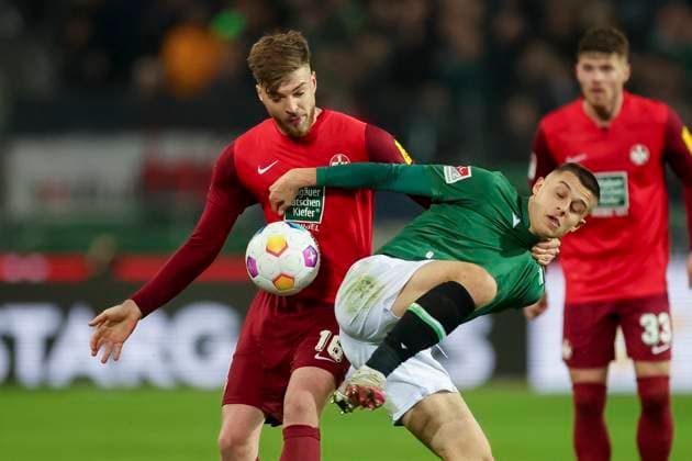 Nicolo Tresoldi (Hannover 96) und Julian Niehues (1. FC Kaiserslautern) kaempfen um den Ball, 2. Bundesliga, Hannover 96 vs 1. FC Kaiserslautern, HDI-Arena, 16.03.2024, Hannover, Deutschland.