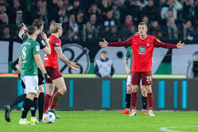 Julian Niehues (1. FC Kaiserslautern, 16) gelbe Karte hier Filip Kaloc (1. FC Kaiserslautern, 26) Hannover 96 vs. 1. FC Kaiserslautern, Fussball, 2. Bundesliga, 26. Spieltag, 16.03.2024 DFL REGULATIONS PROHIBIT ANY OUSE OF PHOTOGRAPHS AS IMAGE SEQUENCES AND OR QUASI-VIDEO Hannover 96 vs. 1. FC Kaiserslautern, Fussball, 2. Bundesliga, 26. Spieltag, 16.03.2024 Hannover