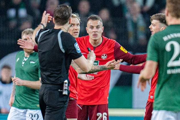 Julian Niehues (1. FC Kaiserslautern, 16) gelbe Karte hier Filip Kaloc (1. FC Kaiserslautern, 26) Hannover 96 vs. 1. FC Kaiserslautern, Fussball, 2. Bundesliga, 26. Spieltag, 16.03.2024 DFL REGULATIONS PROHIBIT ANY OUSE OF PHOTOGRAPHS AS IMAGE SEQUENCES AND OR QUASI-VIDEO Hannover 96 vs. 1. FC Kaiserslautern, Fussball, 2. Bundesliga, 26. Spieltag, 16.03.2024 Hannover
