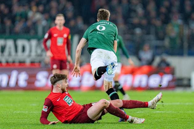 Filip Kaloc (1. FC Kaiserslautern, 26) Fabian Kunze (Hannover 96, 6) Hannover 96 vs. 1. FC Kaiserslautern, Fussball, 2. Bundesliga, 26. Spieltag, 16.03.2024 DFL REGULATIONS PROHIBIT ANY OUSE OF PHOTOGRAPHS AS IMAGE SEQUENCES AND OR QUASI-VIDEO Hannover 96 vs. 1. FC Kaiserslautern, Fussball, 2. Bundesliga, 26. Spieltag, 16.03.2024 Hannover