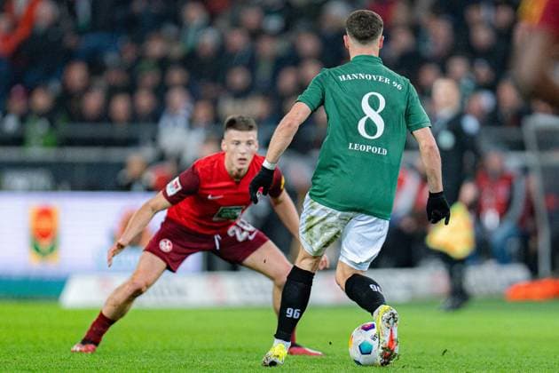 Sport Bilder des Tages Enzo Leopold (Hannover 96, 8) Tobias Raschl (1. FC Kaiserslautern, 20) Hannover 96 vs. 1. FC Kaiserslautern, Fussball, 2. Bundesliga, 26. Spieltag, 16.03.2024 DFL REGULATIONS PROHIBIT ANY OUSE OF PHOTOGRAPHS AS IMAGE SEQUENCES AND OR QUASI-VIDEO Hannover 96 vs. 1. FC Kaiserslautern, Fussball, 2. Bundesliga, 26. Spieltag, 16.03.2024 Hannover