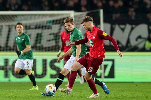 Fabian Kunze (Hannover 96) und Julian Niehues (1. FC Kaiserslautern) kaempfen um den Ball, 2. Bundesliga, Hannover 96 vs 1. FC Kaiserslautern, HDI-Arena, 16.03.2024, Hannover, Deutschland.