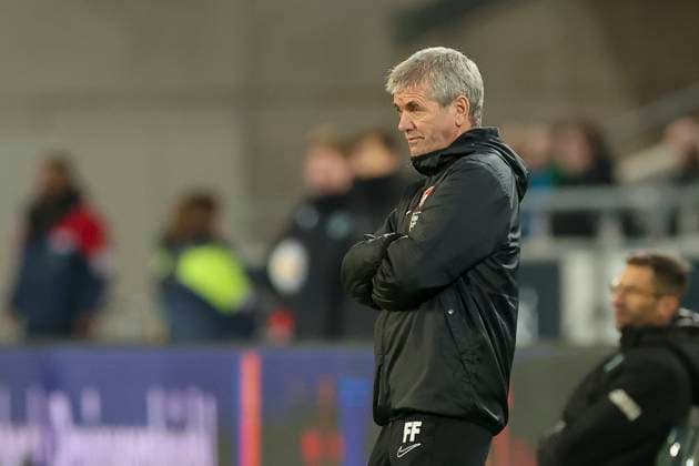 Trainer Friedhelm Funkel (1. FC Kaiserslautern) schaut, 2. Bundesliga, Hannover 96 vs 1. FC Kaiserslautern, HDI-Arena, 16.03.2024, Hannover, Deutschland.