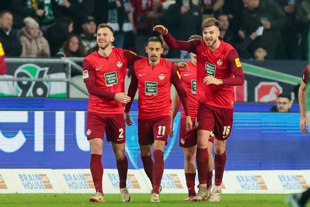 Kenny Prince Redondo (1. FC Kaiserslautern) bejubelt seinen Treffer mit den Teamkollegen, 2. Bundesliga, Hannover 96 vs 1. FC Kaiserslautern, HDI-Arena, 16.03.2024, Hannover, Deutschland.