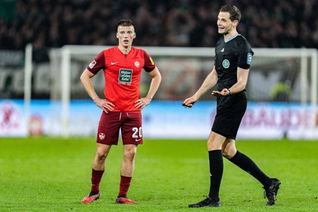 Tobias Raschl (1. FC Kaiserslautern, 20) und Schiedsrichter Dr. Max Burda Hannover 96 vs. 1. FC Kaiserslautern, Fussball, 2. Bundesliga, 26. Spieltag, 16.03.2024 DFL REGULATIONS PROHIBIT ANY OUSE OF PHOTOGRAPHS AS IMAGE SEQUENCES AND OR QUASI-VIDEO Hannover 96 vs. 1. FC Kaiserslautern, Fussball, 2. Bundesliga, 26. Spieltag, 16.03.2024 Hannover