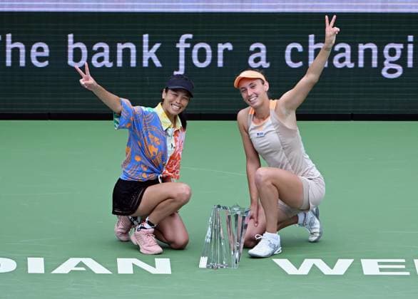 Sport Themen der Woche KW11 Sport Bilder des Tages INDIAN WELLS, CA - MARCH 16: Su-Wei Hsieh (TPE) and Elise Mertens (BEL) pose with the BNP Paribas Open doubles championship trophy after winning a WTA, Tennis Damen doubles finals tennis match played on March 16. 2024 at the Indian Wells Tennis Garden in Indian Wells, CA. (Photo by John Cordes Icon Sportswire) TENNIS: MAR 16 BNP Paribas Open EDITORIAL USE ONLY Icon506240316002