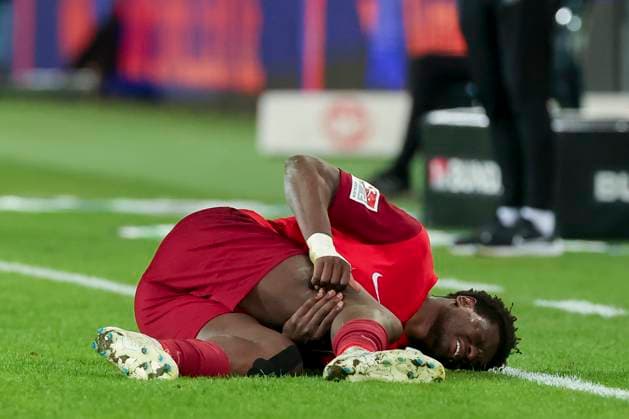 Ragnar Ache (1. FC Kaiserslautern) liegt verletzt auf dem Rasen, 2. Bundesliga, Hannover 96 vs 1. FC Kaiserslautern, HDI-Arena, 16.03.2024, Hannover, Deutschland.