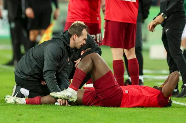 Ragnar Ache (1. FC Kaiserslautern) wird verletzt auf dem Platz behandelt, 2. Bundesliga, Hannover 96 vs 1. FC Kaiserslautern, HDI-Arena, 16.03.2024, Hannover, Deutschland.