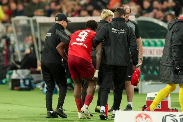 Ragnar Ache (1. FC Kaiserslautern) verlaesst verletzungsbedingt den Platz, 2. Bundesliga, Hannover 96 vs 1. FC Kaiserslautern, HDI-Arena, 16.03.2024, Hannover, Deutschland.