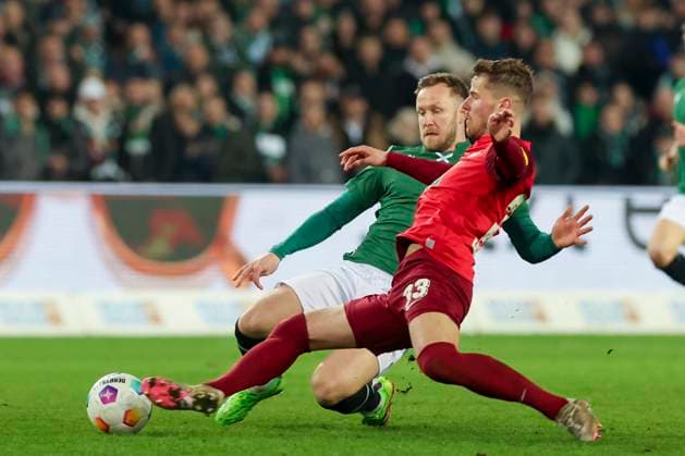 Cedric Teuchert (Hannover 96) und Jan Elvedi (1. FC Kaiserslautern) kaempfen um den Ball, 2. Bundesliga, Hannover 96 vs 1. FC Kaiserslautern, HDI-Arena, 16.03.2024, Hannover, Deutschland.