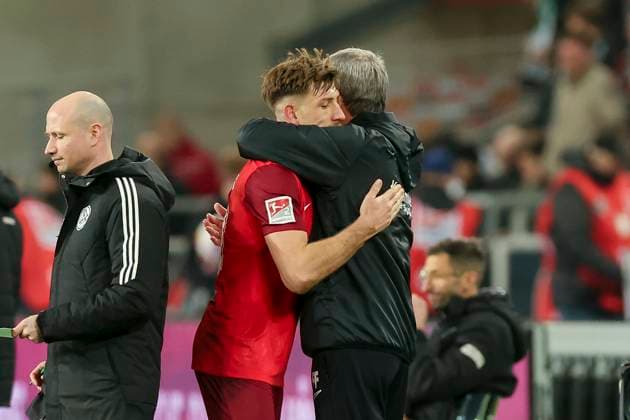 Daniel Hanslik (1. FC Kaiserslautern) und Trainer Friedhelm Funkel (1. FC Kaiserslautern) umarmen sich, 2. Bundesliga, Hannover 96 vs 1. FC Kaiserslautern, HDI-Arena, 16.03.2024, Hannover, Deutschland.
