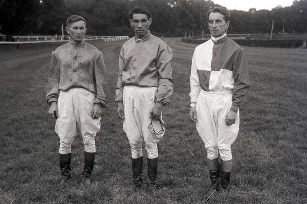 30.08.1964, Hoppegarten, Bezirk Strausberg, DDR - Jockeys V. Kubrak, Nikolai Nasibov und Mihaly Gelics (von links) im Portrait. Galopprennbahn Hoppegarten. (Jockey, Kubrak, Nasibov, Gelics, Portrait, Portraet, s w, schwarz-weiss, historisch) 640830A093HOPPEGARTEN.JPG *** 30 08 1964, Hoppegarten, Strausberg district, GDR jockeys V Kubrak, Nikolai Nasibov and Mihaly Gelics from left in portrait racecourse Hoppegarten jockey, Kubrak, Nasibov, Gelics, portrait, portrait, s w, black and white, historical 640830A093HOPPEGARTEN JPG