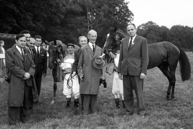 30.08.1964, Hoppegarten, Bezirk Strausberg, DDR - Siegerehrung: Kanada mit Milorad Licanin gewinnt den Freundschaftspreis. Galopprennbahn Hoppegarten. (Siegerehrung, Kanada, Licanin, Sieg, s w, schwarz-weiss, historisch) 640830A115HOPPEGARTEN.JPG *** 30 08 1964, Hoppegarten, district Strausberg, GDR victory ceremony Canada with Milorad Licanin wins the friendship prize racecourse Hoppegarten victory ceremony, Canada, Licanin, victory, s w, black white, historical 640830A115HOPPEGARTEN JPG