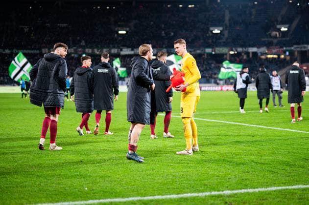 16.03.2024 - Fußball, 2023 2024, 1. Bundesliga, 26. Spieltag, Hannover 96 - 1. FC Kaiserslautern: (L-R) Tymoteusz Puchacz (Kaiserslautern), Julian Krahl (Kaiserslautern) mit einem Kuscheltier DFL REGULATIONS PROHIBIT ANY USE OF PHOTOGRAPHS AS IMAGE SEQUENCES AND OR QUASI-VIDEO.