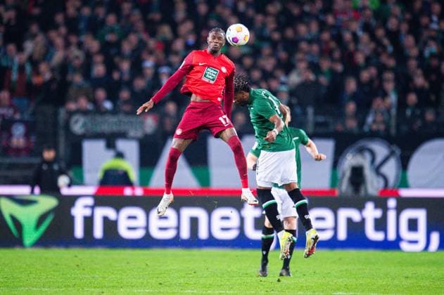 16.03.2024 - Fußball, 2023 2024, 1. Bundesliga, 26. Spieltag, Hannover 96 - 1. FC Kaiserslautern: (L-R) Muhammed Mehmet Damar (Kaiserslautern), Bright Arrey-Mbi (Hannover) DFL REGULATIONS PROHIBIT ANY USE OF PHOTOGRAPHS AS IMAGE SEQUENCES AND OR QUASI-VIDEO.