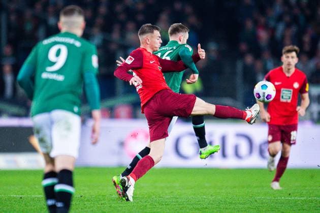 16.03.2024 - Fußball, 2023 2024, 1. Bundesliga, 26. Spieltag, Hannover 96 - 1. FC Kaiserslautern: (L-R) Filip Kaloc (Kaiserslautern), Cedric Teuchert (Hannover) DFL REGULATIONS PROHIBIT ANY USE OF PHOTOGRAPHS AS IMAGE SEQUENCES AND OR QUASI-VIDEO.