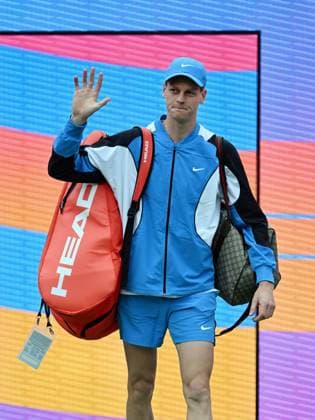 INDIAN WELLS, CA - MARCH 16: Jannik Sinner (ITA) walks onto stadium one before the start of an ATP, Tennis Herren semifinals tennis match played on March 16, 2024 during the BNP Paribas Open tennis tournament played at the Indian Wells Tennis Garden in Indian Wells, CA. (Photo by John Cordes Icon Sportswire) TENNIS: MAR 16 BNP Paribas Open EDITORIAL USE ONLY Icon506240316010