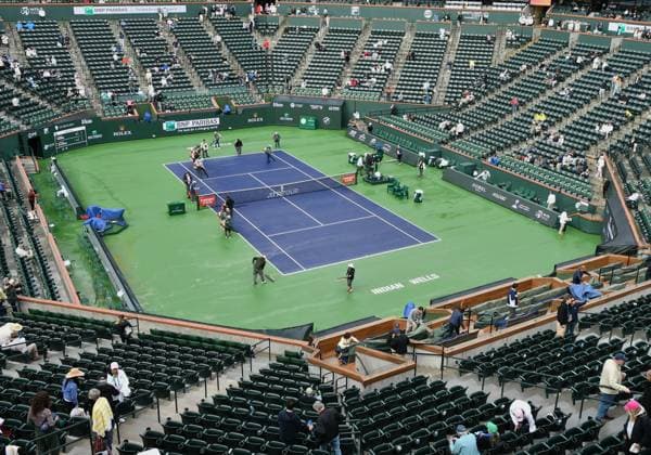 INDIAN WELLS, CA - MARCH 16: Crews work to dry off stadium one after play was suspended due to rain during an ATP, Tennis Herren semifinals tennis match between Carlos Alcaraz (ESP) and Jannik Sinner (ITA) played on March 16, 2024 during the BNP Paribas Open tennis tournament played at the Indian Wells Tennis Garden in Indian Wells, CA. (Photo by John Cordes Icon Sportswire) TENNIS: MAR 16 BNP Paribas Open EDITORIAL USE ONLY Icon506240316019