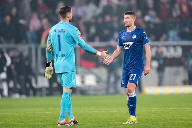 v.li.: Oliver Baumann (Torwart, Hoffenheim, 1), Andrej Kramaric (Hoffenheim, 27), Spieler der TSG 1899 Hoffenheim, enttäuscht über die Niederlage, Enttäuschung nach dem Schlusspfiff, Highlight, Verlierer, verloren, Frustration, disappointed, pessimistisch, 16.03.2024, Sinsheim (Deutschland), Fussball, Bundesliga, TSG 1899 Hoffenheim - VfB Stuttgart, DFB DFL REGULATIONS PROHIBIT ANY USE OF PHOTOGRAPHS AS IMAGE SEQUENCES AND OR QUASI-VIDEO.
