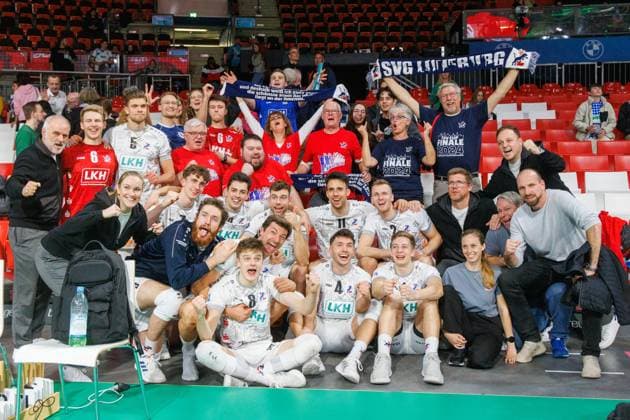 Lueneburg - Fans und Mannschaft nach Spielende. Volleyball Bundesliga, WWK Volleys Herrsching - SVG Lüneburg 1:3, Playoff Viertelfinale, Saison 2023-2024 , 16.03.2024, in Muenchen, Deutschland. Quelle Copyright Credit : Oryk HAIST