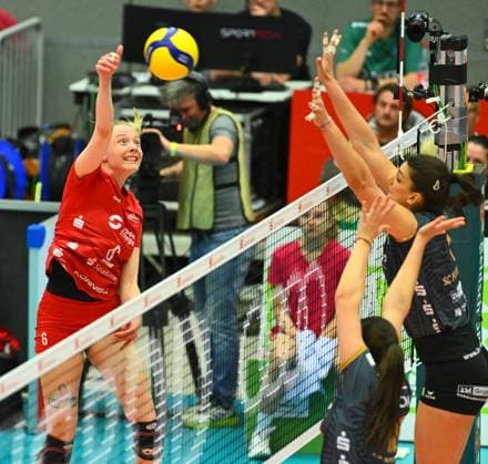 links: Jennifer Janiska (Dresden) schlägt gegen Veronika Djokic (unten) und Tara Taubner (beide Potsdam), Dresdner SC gegen SC Potsdam, Volleyball, 1. Bundesliga Frauen, 1. Liga, Margon Arena Dresden Bodenbacher Straße, DSC, Saison 2023 2024, 16.03.2024,