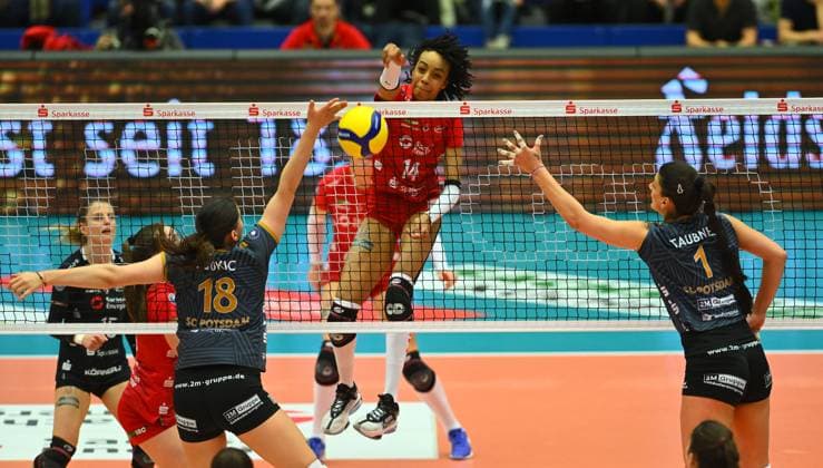 hinterm Netz: Tia Jimerson (Dresden) gegen Veronika Djokic (18) und Tara Taubner (beide Potsdam), Dresdner SC gegen SC Potsdam, Volleyball, 1. Bundesliga Frauen, 1. Liga, Margon Arena Dresden Bodenbacher Straße, DSC, Saison 2023 2024, 16.03.2024,