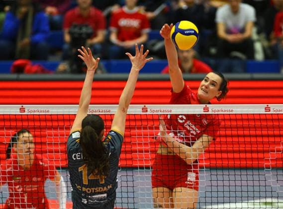 hinterm Netz: Nathalie Lemmens (Dresden) gegen Anastasia Cekulaev (Potsdam), Dresdner SC gegen SC Potsdam, Volleyball, 1. Bundesliga Frauen, 1. Liga, Margon Arena Dresden Bodenbacher Straße, DSC, Saison 2023 2024, 16.03.2024,