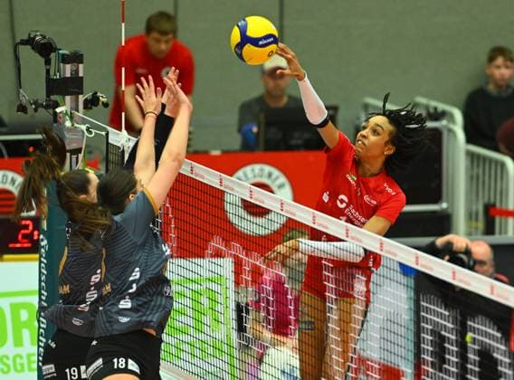 von rechts: Tia Jimerson (Dresden) gegen Veronika Djokic und Greta Kiss (beide Potsdam), Dresdner SC gegen SC Potsdam, Volleyball, 1. Bundesliga Frauen, 1. Liga, Margon Arena Dresden Bodenbacher Straße, DSC, Saison 2023 2024, 16.03.2024,