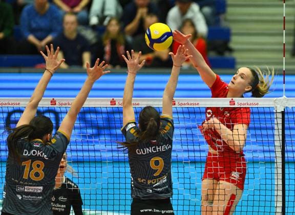 hinterm Netz: Grace Frohling (Dresden) gegen Kristina Guncheva (9) und Veronika Djokic (beide Potsdam), Dresdner SC gegen SC Potsdam, Volleyball, 1. Bundesliga Frauen, 1. Liga, Margon Arena Dresden Bodenbacher Straße, DSC, Saison 2023 2024, 16.03.2024,