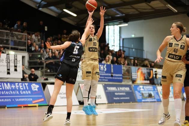 16.03.2024, Basketball, Frauen, Pokal-Finalturnier der Damen Basketball Bundesliga, Saison 2023 2024, Halbfinale, Saarlouis Royals - Eigner Angels Nördlingen, Sanja Mandic (Saarlouis Royals), Nicole Brochlitz (Eigner Angels Nördlingen) Saarlouis Stadtgartenhalle Saarland Deutschland (DE)