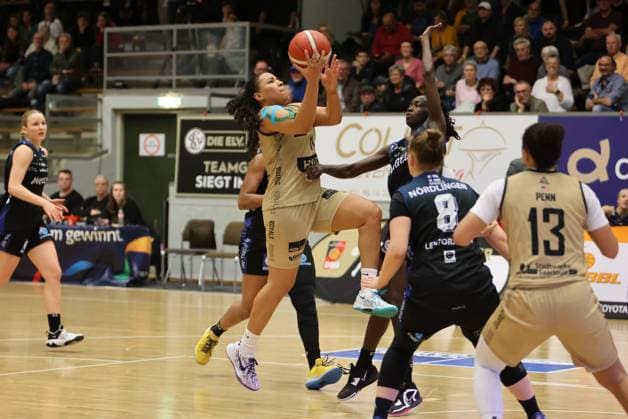 16.03.2024, Basketball, Frauen, Pokal-Finalturnier der Damen Basketball Bundesliga, Saison 2023 2024, Halbfinale, Saarlouis Royals - Eigner Angels Nördlingen, Jaelynn Penn (Saarlouis Royals), Destiny Littleton (Saarlouis Royals), Roosa Lehtoranta (Eigner Angels Nördlingen) Saarlouis Stadtgartenhalle Saarland Deutschland (DE)