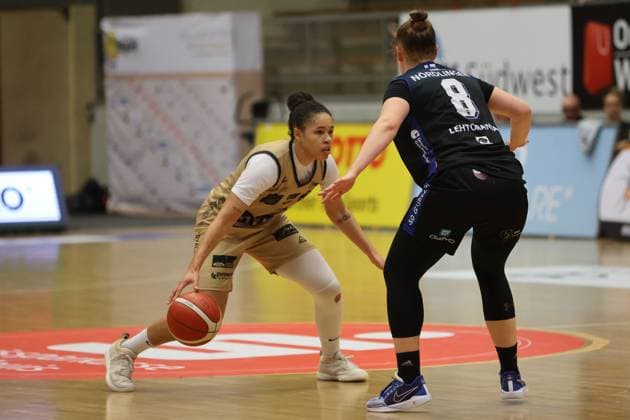 16.03.2024, Basketball, Frauen, Pokal-Finalturnier der Damen Basketball Bundesliga, Saison 2023 2024, Halbfinale, Saarlouis Royals - Eigner Angels Nördlingen, Jaelynn Penn (Saarlouis Royals), Roosa Lehtoranta (Eigner Angels Nördlingen) Saarlouis Stadtgartenhalle Saarland Deutschland (DE)