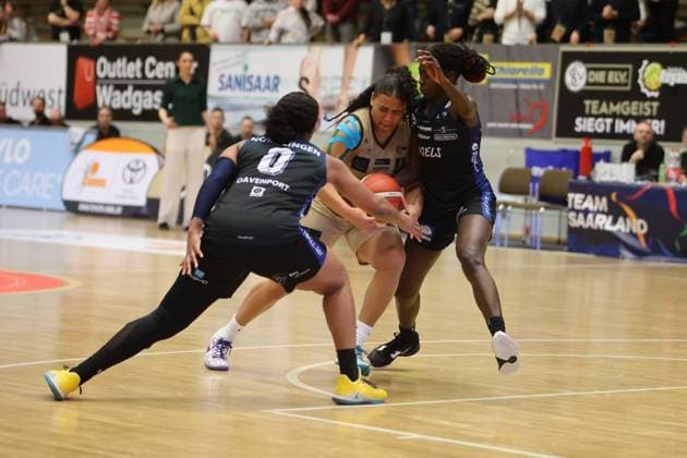 16.03.2024, Basketball, Frauen, Pokal-Finalturnier der Damen Basketball Bundesliga, Saison 2023 2024, Halbfinale, Saarlouis Royals - Eigner Angels Nördlingen, Destiny Littleton (Saarlouis Royals), Erika Davenport (Eigner Angels Nördlingen), Mariam Hasle-Lagemann (Eigner Angels Nördlingen) Saarlouis Stadtgartenhalle Saarland Deutschland (DE)