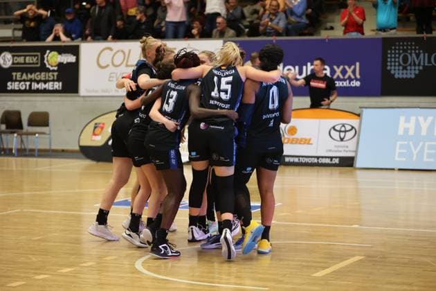 16.03.2024, Basketball, Frauen, Pokal-Finalturnier der Damen Basketball Bundesliga, Saison 2023 2024, Halbfinale, Saarlouis Royals - Eigner Angels Nördlingen, Die Mannschaft (Eigner Angels Nördlingen) feiert den Einzug in das Finale Saarlouis Stadtgartenhalle Saarland Deutschland (DE)