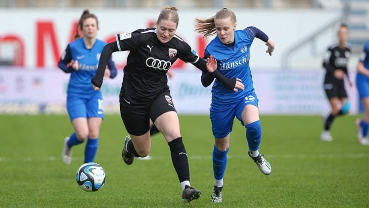 v.li.: Nina Penzkofer (FC Ingolstadt 04, 29) und Nina Zimmer (SV Meppen, 12) im Zweikampf, Duell, Dynamik, Aktion, Action, Spielszene, DIE DFB-RICHTLINIEN UNTERSAGEN JEGLICHE NUTZUNG VON FOTOS ALS SEQUENZBILDER UND ODER VIDEOÄHNLICHE FOTOSTRECKEN. DFB REGULATIONS PROHIBIT ANY USE OF PHOTOGRAPHS AS IMAGE SEQUENCES AND OR QUASI-VIDEO., 17.03.2024, Meppen (Deutschland), Fussball, 2. Frauen-Bundesliga, SV Meppen - FC Ingolstadt 04