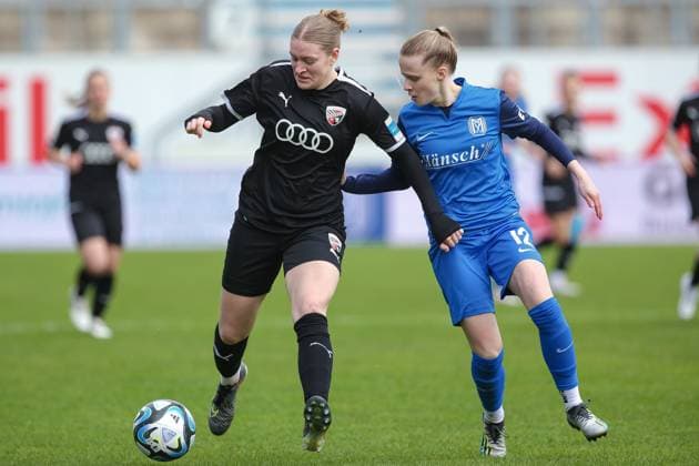 v.li.: Nina Penzkofer (FC Ingolstadt 04, 29) und Nina Zimmer (SV Meppen, 12) im Zweikampf, Duell, Dynamik, Aktion, Action, Spielszene, DIE DFB-RICHTLINIEN UNTERSAGEN JEGLICHE NUTZUNG VON FOTOS ALS SEQUENZBILDER UND ODER VIDEOÄHNLICHE FOTOSTRECKEN. DFB REGULATIONS PROHIBIT ANY USE OF PHOTOGRAPHS AS IMAGE SEQUENCES AND OR QUASI-VIDEO., 17.03.2024, Meppen (Deutschland), Fussball, 2. Frauen-Bundesliga, SV Meppen - FC Ingolstadt 04