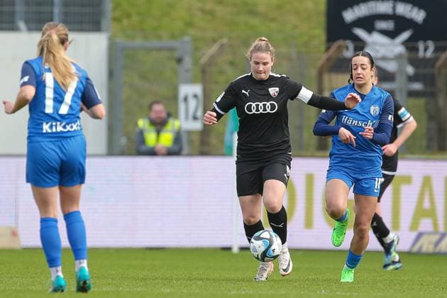 v.li.: Lisa Ebert (FC Ingolstadt 04, 10) am Ball, Einzelbild, Ganzkörper, Aktion, Action, Spielszene, Selma Licina (SV Meppen, 18), DIE DFB-RICHTLINIEN UNTERSAGEN JEGLICHE NUTZUNG VON FOTOS ALS SEQUENZBILDER UND ODER VIDEOÄHNLICHE FOTOSTRECKEN. DFB REGULATIONS PROHIBIT ANY USE OF PHOTOGRAPHS AS IMAGE SEQUENCES AND OR QUASI-VIDEO., 17.03.2024, Meppen (Deutschland), Fussball, 2. Frauen-Bundesliga, SV Meppen - FC Ingolstadt 04