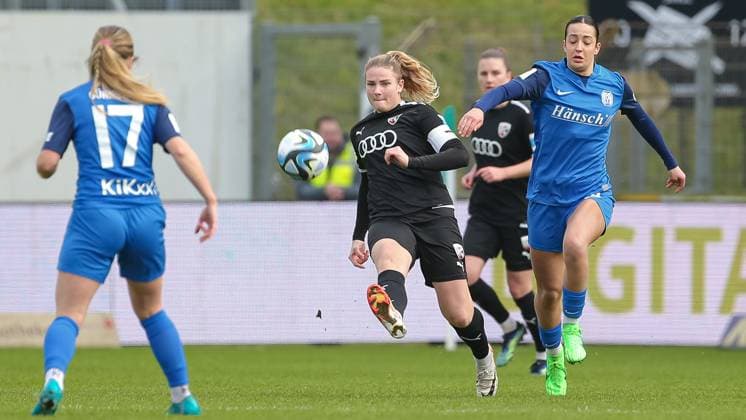 v.li.: Lisa Ebert (FC Ingolstadt 04, 10) am Ball, Einzelbild, Ganzkörper, Aktion, Action, Spielszene, Selma Licina (SV Meppen, 18), DIE DFB-RICHTLINIEN UNTERSAGEN JEGLICHE NUTZUNG VON FOTOS ALS SEQUENZBILDER UND ODER VIDEOÄHNLICHE FOTOSTRECKEN. DFB REGULATIONS PROHIBIT ANY USE OF PHOTOGRAPHS AS IMAGE SEQUENCES AND OR QUASI-VIDEO., 17.03.2024, Meppen (Deutschland), Fussball, 2. Frauen-Bundesliga, SV Meppen - FC Ingolstadt 04