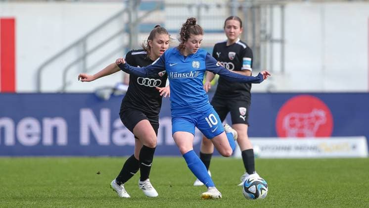 v.li.: Anja Suttner (FC Ingolstadt 04, 3) und Nina Kossen (SV Meppen, 10) im Zweikampf, Duell, Dynamik, Aktion, Action, Spielszene, DIE DFB-RICHTLINIEN UNTERSAGEN JEGLICHE NUTZUNG VON FOTOS ALS SEQUENZBILDER UND ODER VIDEOÄHNLICHE FOTOSTRECKEN. DFB REGULATIONS PROHIBIT ANY USE OF PHOTOGRAPHS AS IMAGE SEQUENCES AND OR QUASI-VIDEO., 17.03.2024, Meppen (Deutschland), Fussball, 2. Frauen-Bundesliga, SV Meppen - FC Ingolstadt 04