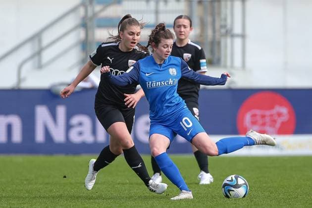 v.li.: Anja Suttner (FC Ingolstadt 04, 3) und Nina Kossen (SV Meppen, 10) im Zweikampf, Duell, Dynamik, Aktion, Action, Spielszene, DIE DFB-RICHTLINIEN UNTERSAGEN JEGLICHE NUTZUNG VON FOTOS ALS SEQUENZBILDER UND ODER VIDEOÄHNLICHE FOTOSTRECKEN. DFB REGULATIONS PROHIBIT ANY USE OF PHOTOGRAPHS AS IMAGE SEQUENCES AND OR QUASI-VIDEO., 17.03.2024, Meppen (Deutschland), Fussball, 2. Frauen-Bundesliga, SV Meppen - FC Ingolstadt 04